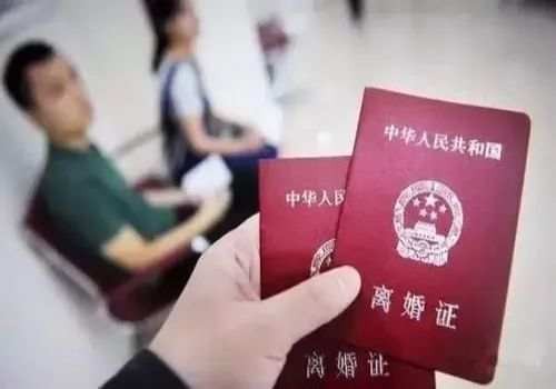 离婚后房子拆迁过度费属于共同财产吗